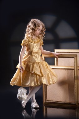 küçük sarışın kız