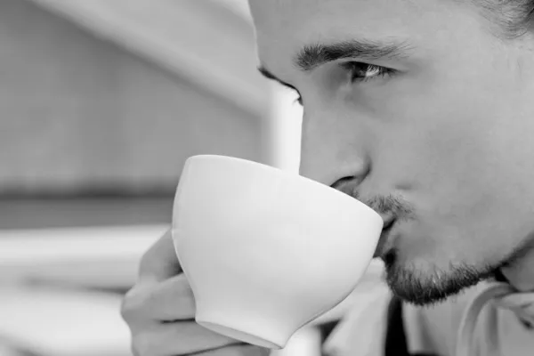 Молодий чоловік п'є каву — стокове фото