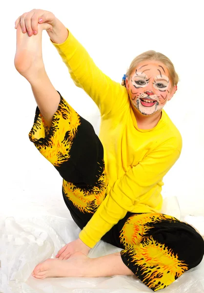 Chica con dibujo por tigre máscara —  Fotos de Stock