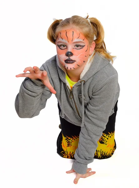 Девушка с рисунком по маске тигра — стоковое фото