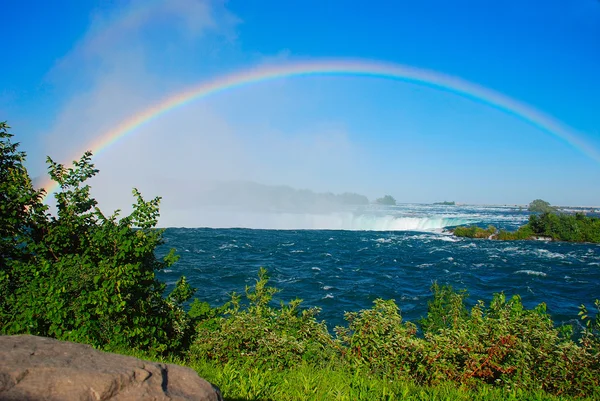 Regenboog op niagara falls — Stockfoto