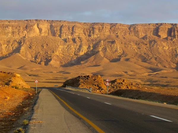 Road in crater Ramon — Stock Photo, Image