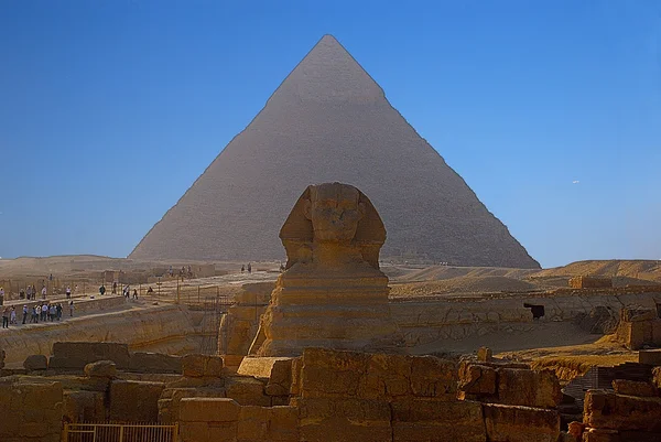 Sphinx and Pyramid of Cheops — Stock Photo, Image