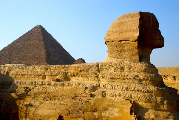 Сфинкс и пирамида Хеопса — стоковое фото