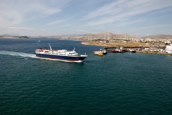 Судно в порту Пирей — стоковое фото