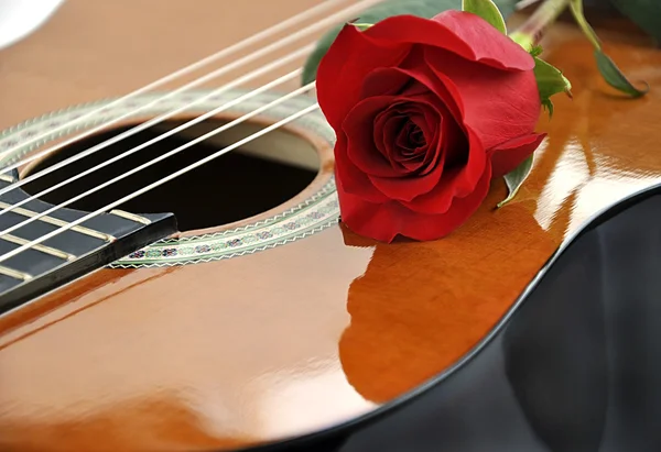 Guitarra y rosa . Imagen De Stock