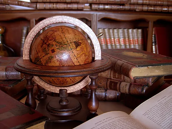 Стародавні книги та глобус . Ліцензійні Стокові Зображення