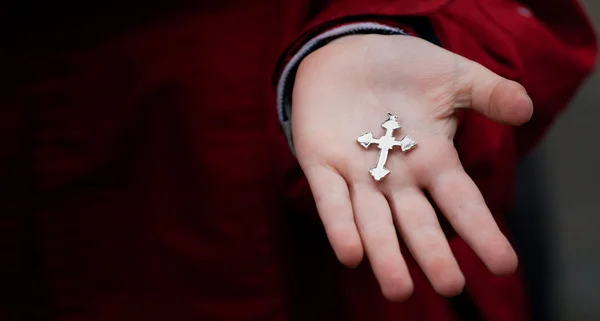 Cross in child hands — Stock Photo, Image