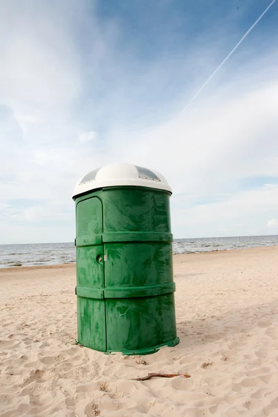 Общественный туалет на пляже — стоковое фото