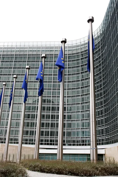 Commissione europea con bandiere europee — Foto Stock