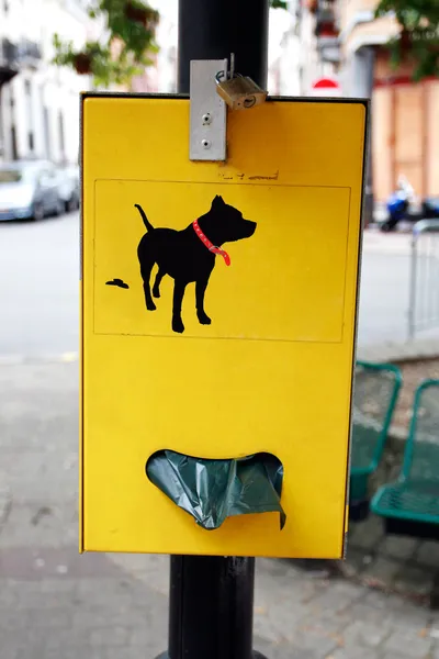Köpek kakası çanta dispenseri — Stok fotoğraf