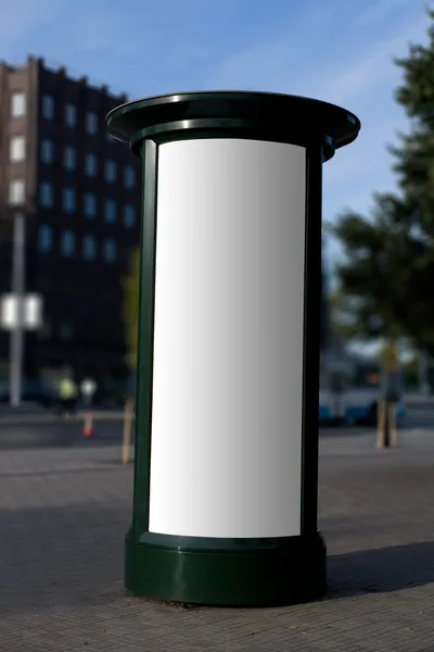 Coluna publicitária exterior em branco — Fotografia de Stock