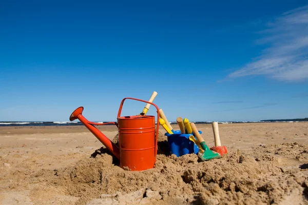 Giocattoli da spiaggia sulla spiaggia di sabbia — Foto Stock