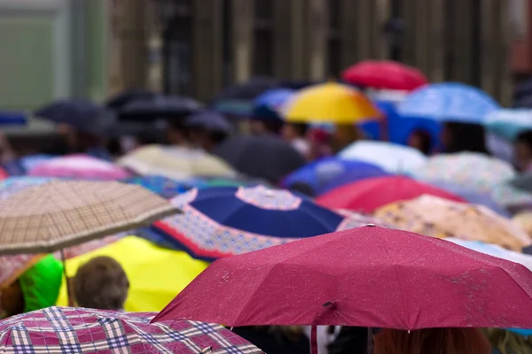 Tłum z parasolami — Zdjęcie stockowe