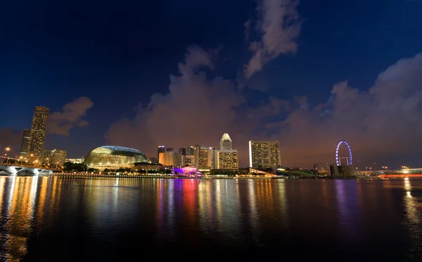 Singapur şehir gece manzarası — Stok fotoğraf
