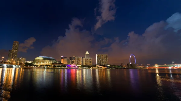 Singapur şehir gece manzarası — Stok fotoğraf