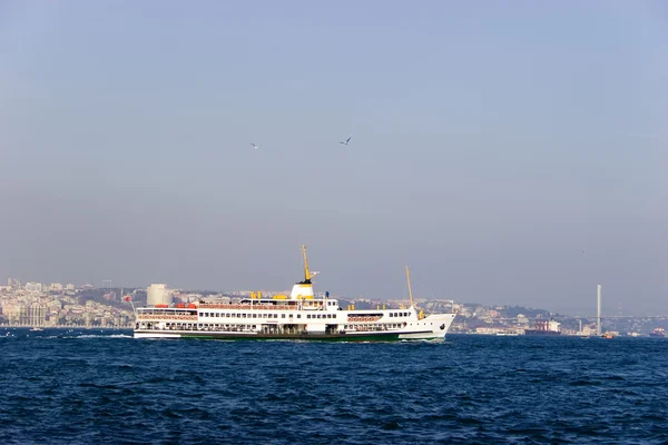 Ferry de passageiros no Bósforo estreito, ista — Fotografia de Stock