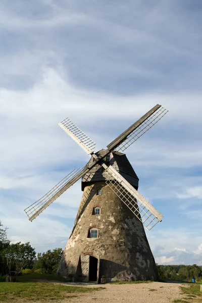 在拉脱维亚传统荷兰风车 — 图库照片