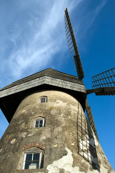Tradycyjny holenderski wiatrak na Łotwie — Zdjęcie stockowe