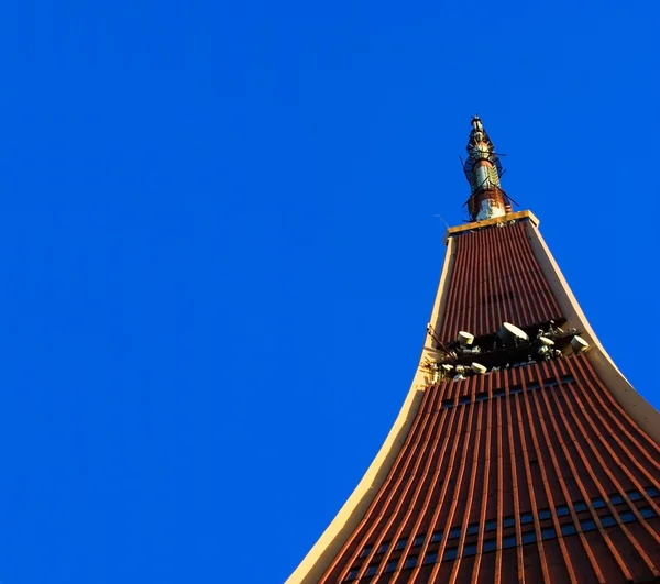 Wieża telewizyjna w błękitne niebo — Zdjęcie stockowe