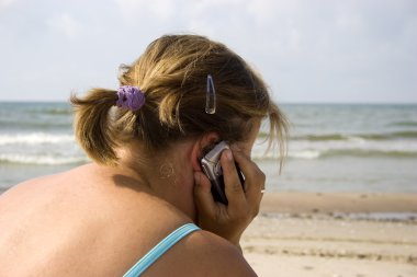 Beach telefonla konuşan kadın