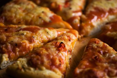 dilim peynirli pizza