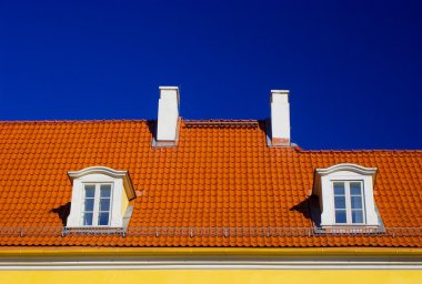 Mavi gökyüzü turuncu bir çatı
