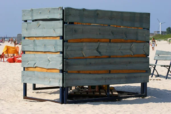 Cabine de praia em praia arenosa — Fotografia de Stock