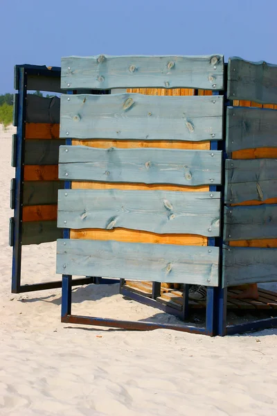 Cabine de praia em praia arenosa — Fotografia de Stock