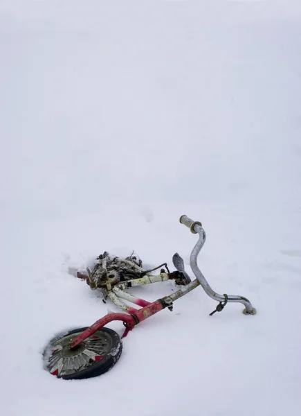 Old bicycle in winter — Stock Photo, Image