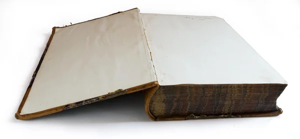 Старая открытая книга изолирована на белом — стоковое фото