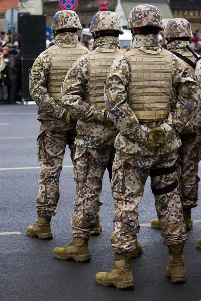Soldaten op de militaire parade — Stockfoto