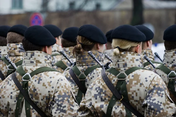 Солдаты на военном параде — стоковое фото