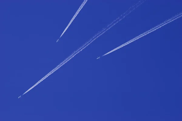 Jet vliegtuig in blauwe hemel — Stockfoto