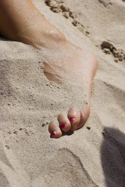 Jambe dans le sable — Photo