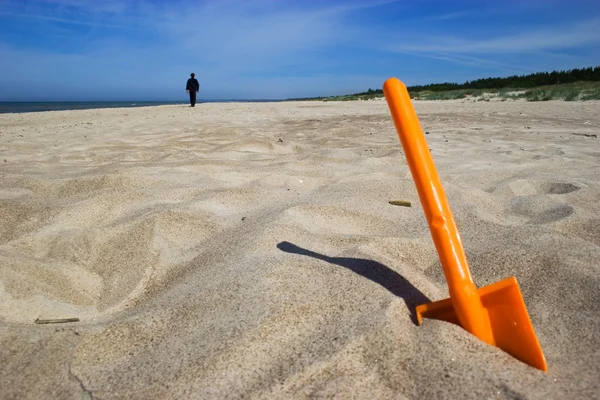Пляжу, лопатою — стокове фото