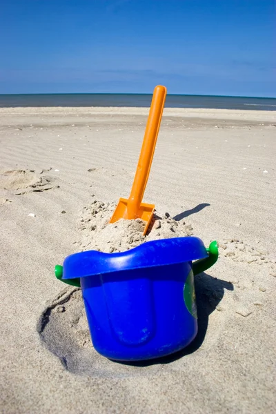 Beach spade and bucket — Stock Photo, Image
