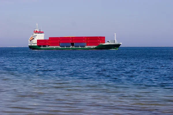 Frachter mit roten Containern — Stockfoto