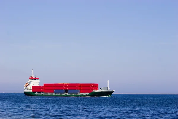 Rakomány hajón szállít-val piros konténerek — Stock Fotó