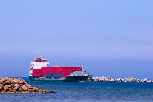 Frachter mit roten Containern — Stockfoto