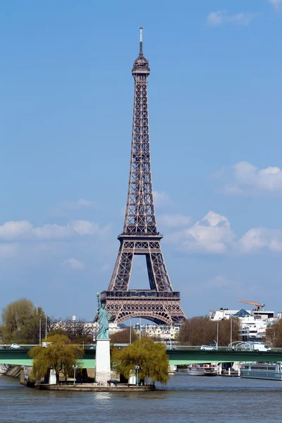 Standbeeld van vrijheid en eiffel toren in pa — Stockfoto