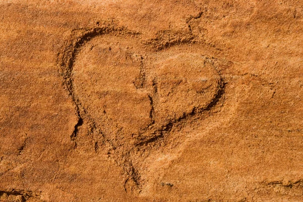 Heart scraped into sandstone — Stock Photo, Image