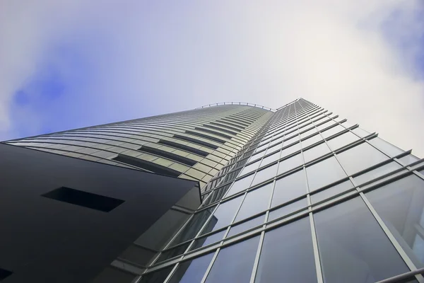 Grattacielo sul cielo nuvoloso — Foto Stock