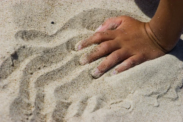 Hand i sand — Stockfoto