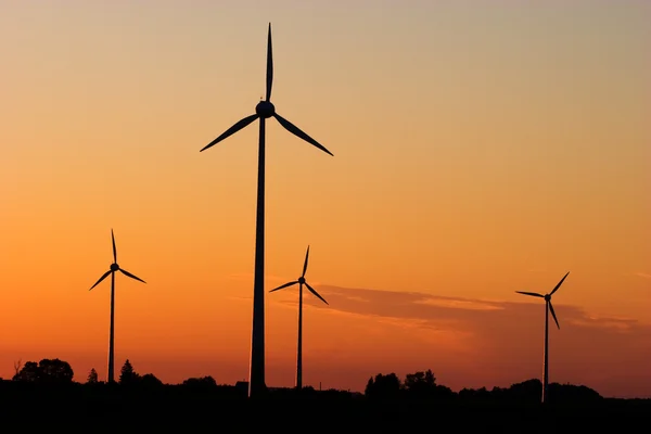 日の出で風力発電機 — ストック写真