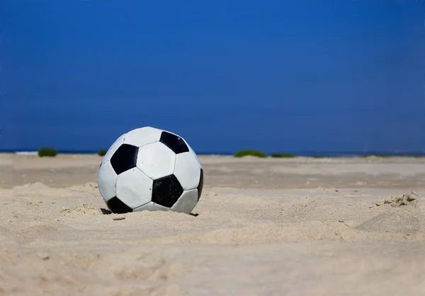 Kumlu plaj futbol topu — Stok fotoğraf