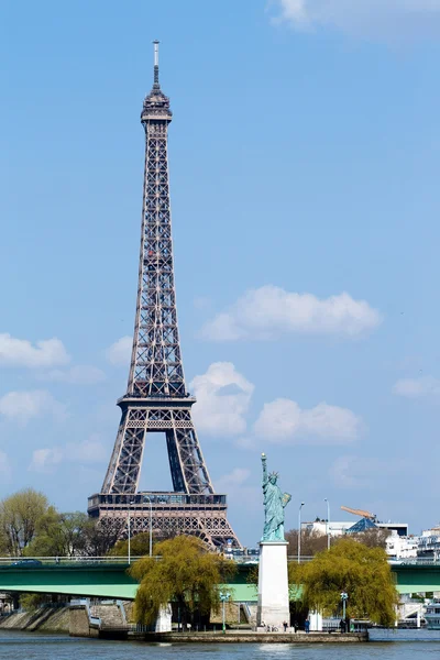 Socha svobody a Eiffelova věž v Paříži — Stock fotografie
