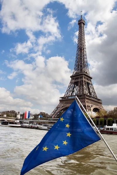 Vlajka Evropské unie a eiffel věž — Stockfoto