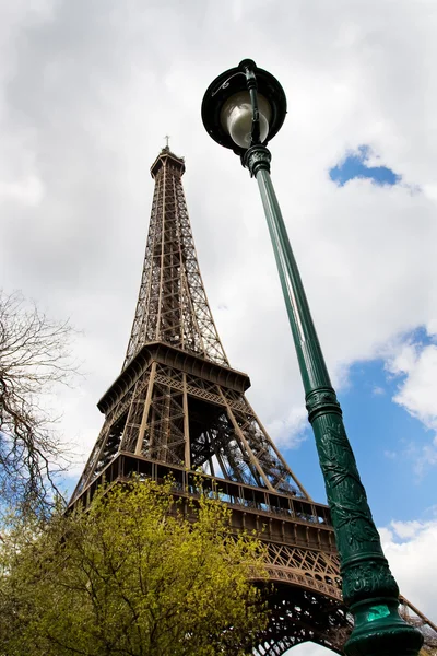 에펠 탑 및 거리 랜 턴 — 스톡 사진