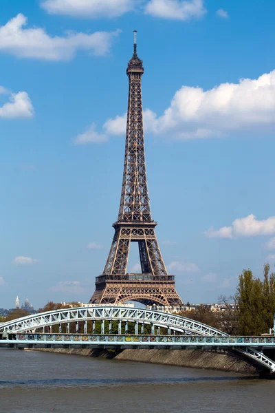 Eifel πύργο και σιδηροδρομική γέφυρα στο Παρίσι — Φωτογραφία Αρχείου
